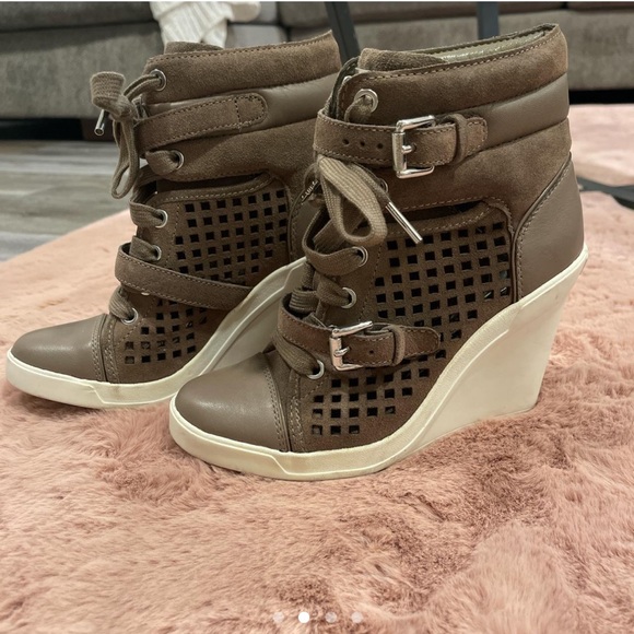 Michael Kors Sneaker Wedges, Suede. Nude/Light Brown color with white wedge. - Picture 2 of 4